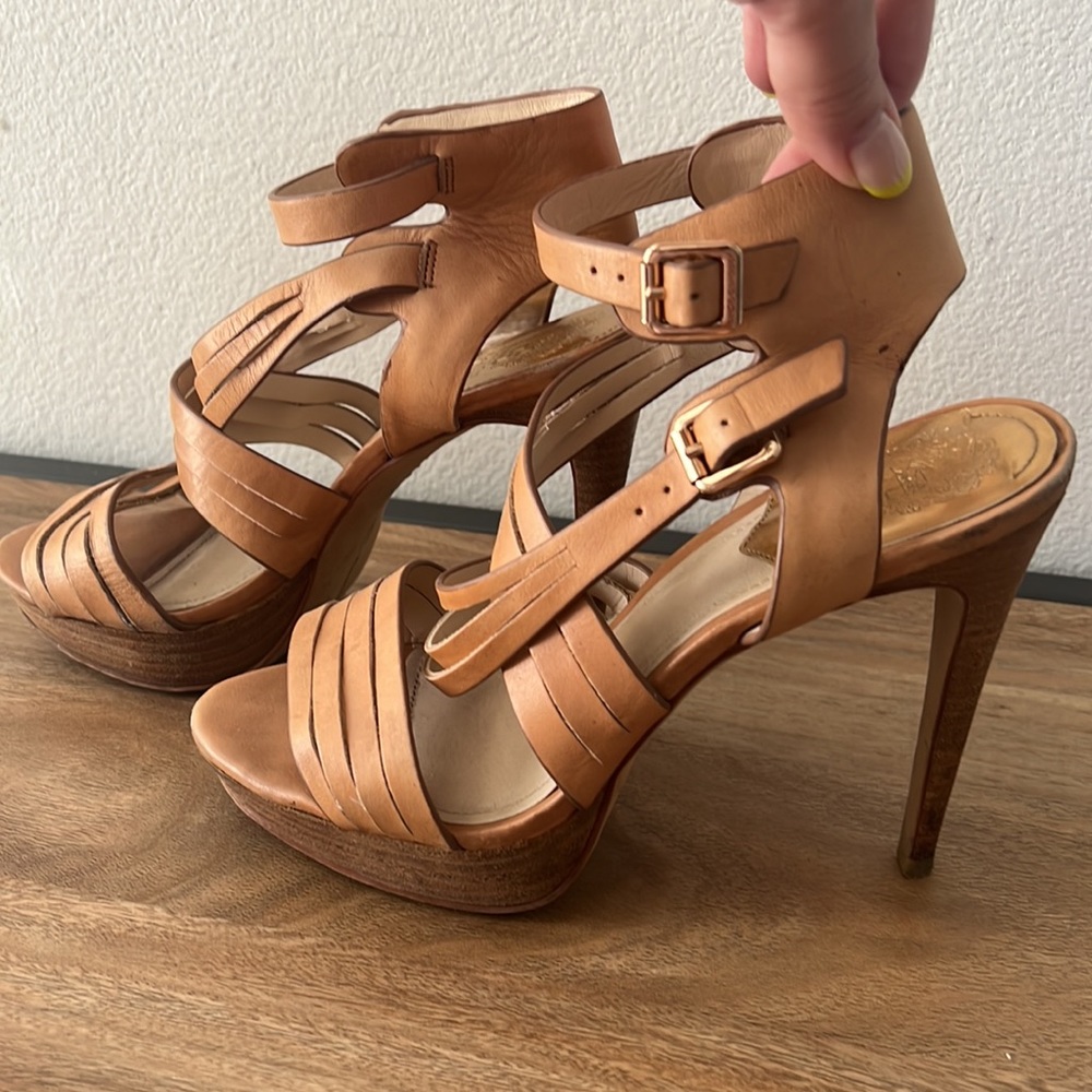 Tan heels - Picture 3 of 4
